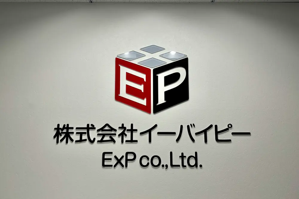 イーバイピー壁面ロゴ