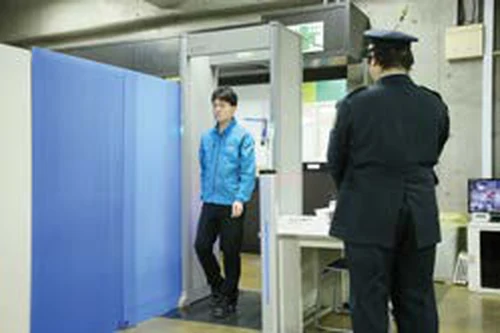 金属探知機による退出チェック